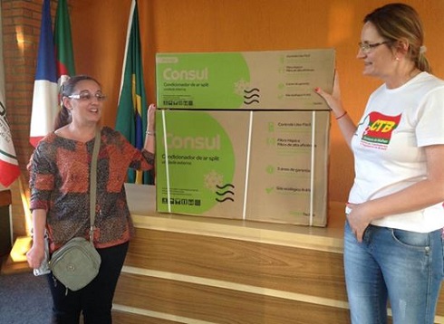 Eliane de Lima, da Cotrijui, recebeu condicionador de ar